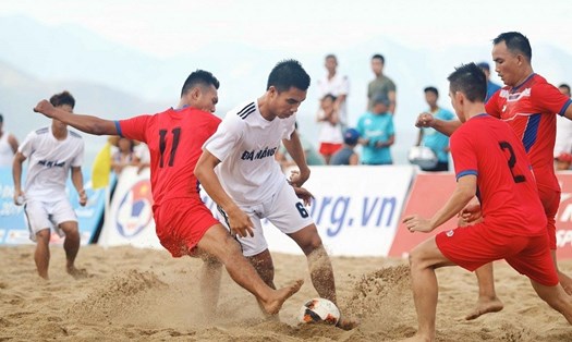 Đương kim vô địch Khánh Hòa (đỏ) và đương kim Á quân Đà Nẵng (trắng) trở thành đối thủ của nhau trong trận khai mạc giải bóng đá bãi biển vô địch quốc gia 2020. Ảnh: VFF