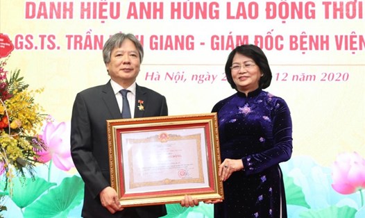 Phó Chủ tịch Nước Đặng Thị Ngọc Thịnh trao tặng danh hiệu Anh hùng lao động cho TTND.GS.TS Trần Bình Giang. Ảnh: VGP
