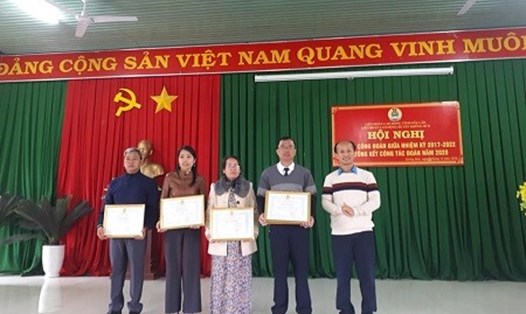 Lãnh đạo LĐLĐ huyện Krông Búk (Đắk Lắk) trao bằng khen cho các tập thể, cá nhân đạt thành tích xuất sắc trong phong trào CNVCLĐ và hoạt động công đoàn năm 2020. Ảnh: T.X
