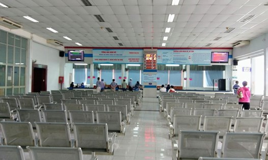 Lác đác khách mua vé tàu Tết Tân Sửu 2021 ở ga Sài Gòn ngày 24.12. Ảnh: Minh Quân
