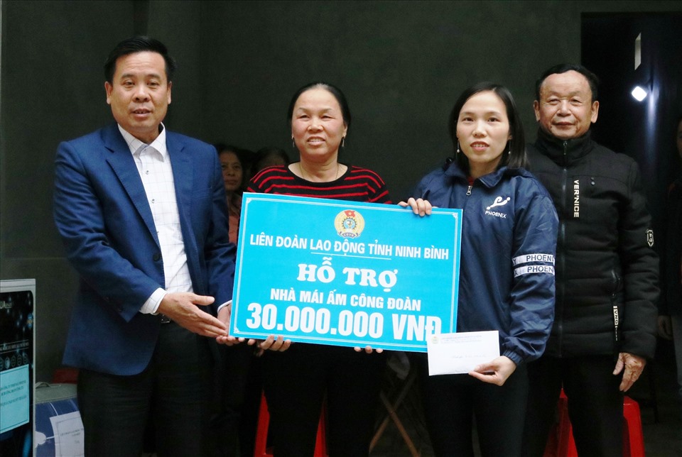 Đại diện lãnh đạo LĐLĐ tỉnh Ninh Bình trao tiền hỗ trợ xây nhà "Mái ấm công đoàn" cho gia đình chị Nguyễn Thị Luân. Ảnh: NT
