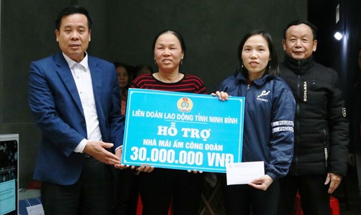 Đại diện lãnh đạo LĐLĐ tỉnh Ninh Bình trao tiền hỗ trợ xây nhà "Mái ấm công đoàn" cho gia đình chị Nguyễn Thị Luân. Ảnh: NT