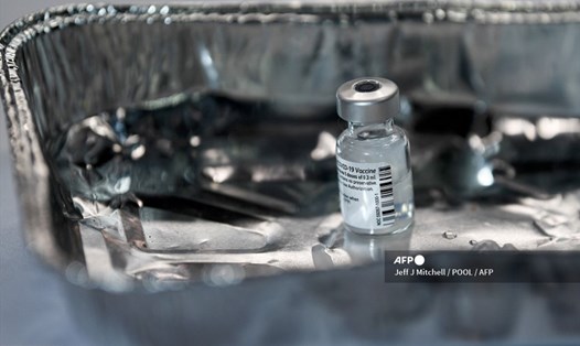 Hơn 600.000 người ở Anh đã tiêm liều vaccine COVID-19 của Pfizer đầu tiên tính tới 24.12. Ảnh: AFP.