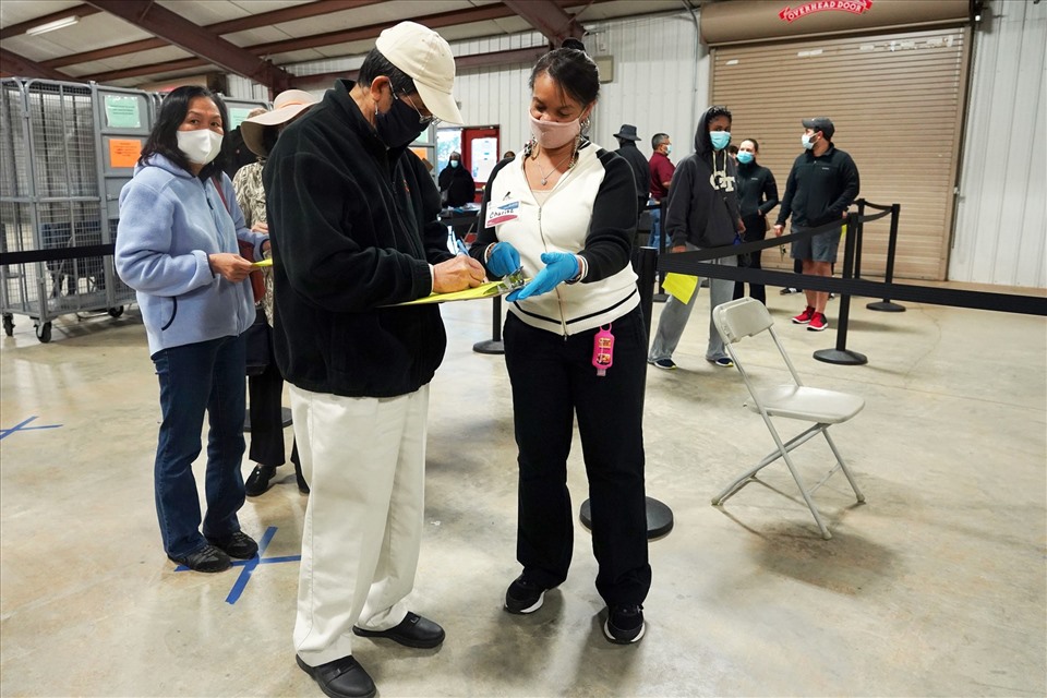 Cử tri Georgia đi bỏ phiếu sớm ở Atlanta ngày 14.12. Ảnh: AFP