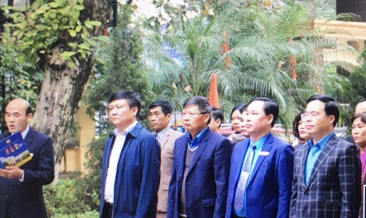 Phó Chủ tịch Tổng Liên đoàn Lao động Việt Nam (thứ 3 từ phải sang) dẫn đầu Khối thi đua thực hiện dâng hương. Ảnh: Hải Anh