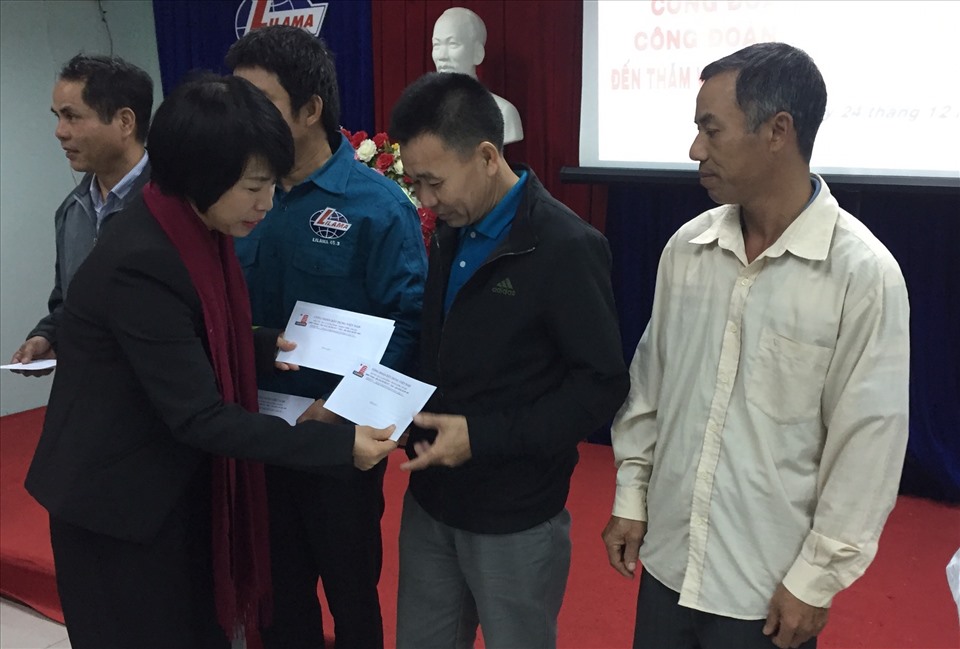 Chủ tịch CĐXDVN Nguyễn Thị Thủy Lệ trao quà cho đoàn viên, NLĐ. Ảnh: CĐXDVN