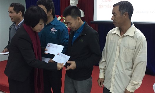 Chủ tịch CĐXDVN Nguyễn Thị Thủy Lệ trao quà cho đoàn viên, NLĐ. Ảnh: CĐXDVN