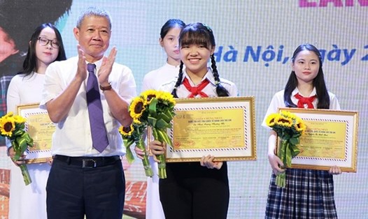 Thứ trưởng Bộ TT&TT Nguyễn Thành Hưng trao giải Nhất cho em Phan Hoàng Phương Nhi, lớp 7/2 trường Trung học cơ sở Duy Tân, Thành phố Huế. Ảnh: Bộ TTTT