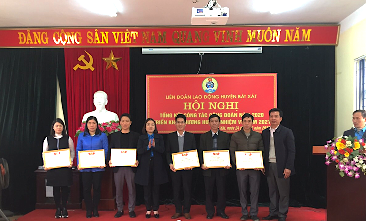 Bà Nguyễn Minh Thái - Phó Chủ  tịch Thường trực LĐLĐ tỉnh và ông Trần văn Tuấn – Phó Bí thư thường trực Huyện ủy huyện Bát Xát tặng Bằng khen cho các cá nhân có thành tích xuất sắc trong các phong trào thi đua năm 2020.