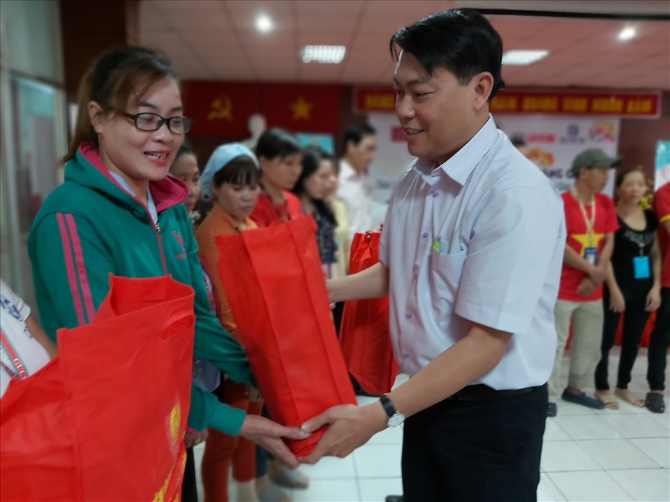 Ông Nguyễn Văn Hải, Chủ tịch LĐLĐ Quận Bình Tân, tặng quà Tết năm 2020 cho CNLĐ một doanh nghiệp trên địa bàn quận. Ảnh Nam Dương