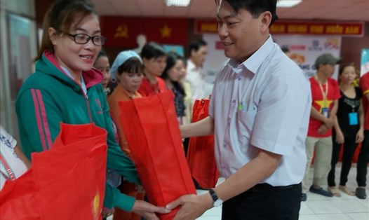 Ông Nguyễn Văn Hải, Chủ tịch LĐLĐ Quận Bình Tân, tặng quà Tết năm 2020 cho CNLĐ một doanh nghiệp trên địa bàn quận. Ảnh Nam Dương