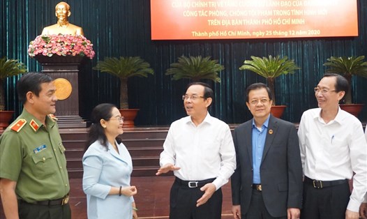 Bí thư Thành ủy TPHCM Nguyễn Văn Nên (giữa) trao đổi với các đại biểu dự hội nghị.  Ảnh: Minh Quân