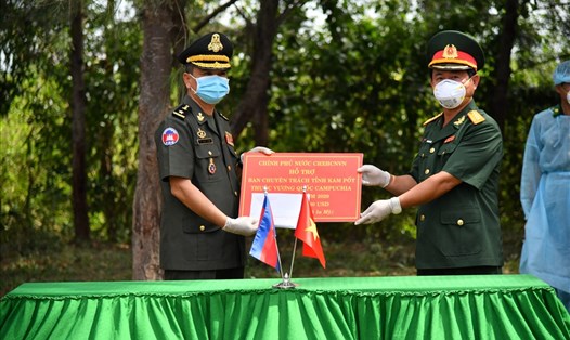 Đại diện Bộ CHQS tỉnh Kiên Giang trao bảng tượng trưng hỗ trợ 13 ngàn USD của Chính phủ Việt Nam cho Ban Chuyên trách các tỉnh vương quốc Campuchia. Ảnh: PV
