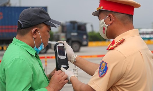 Lực lượng cảnh sát giao thông kiểm tra nồng độ cồn với tài xế điều khiển phương tiên, trên cao tốc Hà Nội - Hải Phòng. Ảnh: M.Hải.