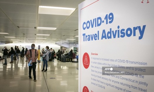Du khách chờ lấy hành lý tại sân bay quốc tế Newark ở Newark, New Jersey. Mỹ thông báo ngày 24.12 rằng, hành khách trên các chuyến bay từ Anh sẽ phải có kết quả xét nghiệm COVID-19 âm tính trước khi  khởi hành tới Mỹ. Ảnh: AFP.