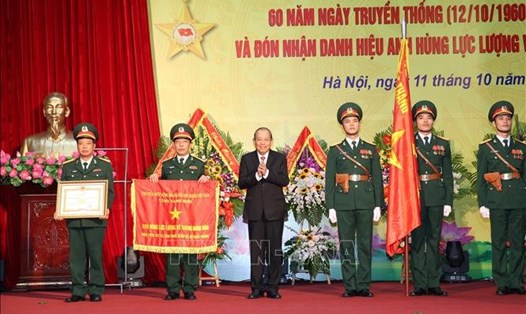 Phó Thủ tướng Thường trực Trương Hòa Bình trao Danh hiệu Anh hùng Lực lượng vũ trang nhân dân của Chủ tịch Nước cho đại diện Viện Khoa học và Công nghệ quân sự. Ảnh: Dương Giang/TTXVN