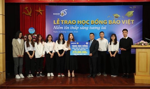 Năm thứ 6 liên tiếp, Tập đoàn Bảo Việt trao học bổng sinh viên trường Đại học Kinh tế Quốc dân.