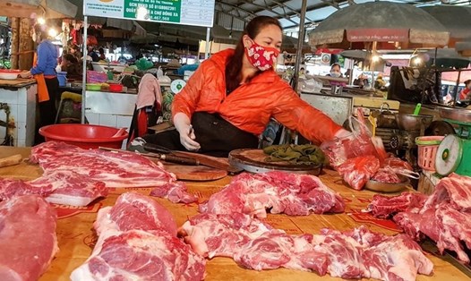 Giá thịt lợn đến tay người tiêu dùng tăng quá cao vì các khâu trung gian. Ảnh: T.K