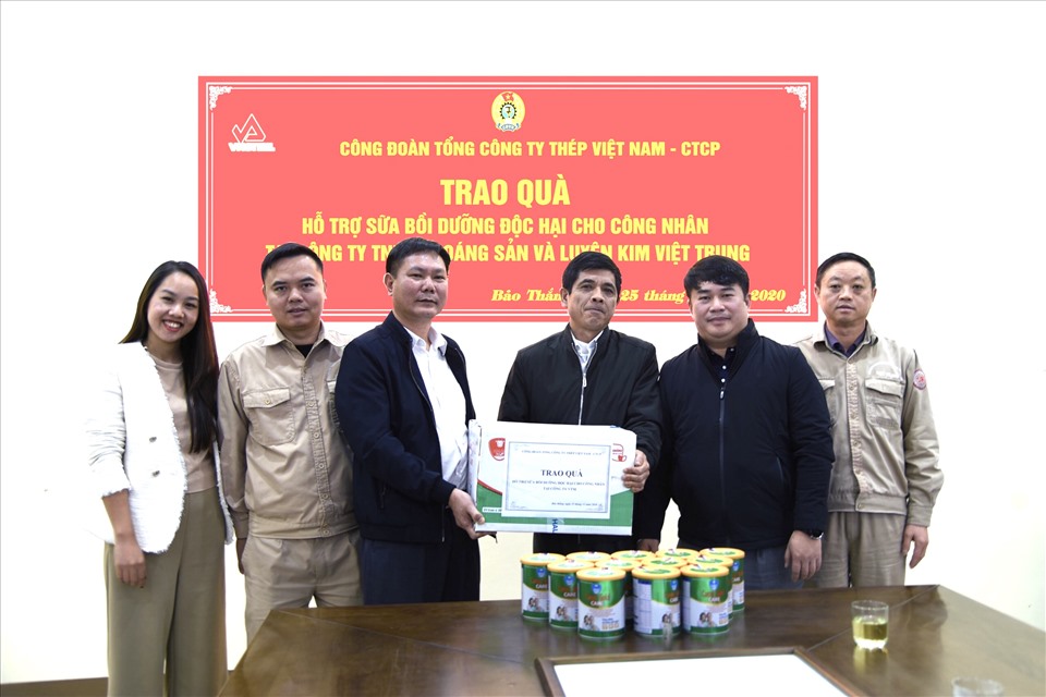 Đại diện Công đoàn Tổng Công ty Thép Việt Nam tặng sữa cho người lao động. Ảnh: Thuỳ Linh