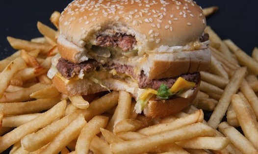 Hãy từ bỏ các thói quen xấu trong bữa tối và ăn uống lành mạnh để không bị tăng cân. Ảnh: AFP