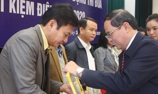 Ông Lê Quang Vĩnh - Giám đốc Sở Công Thương tỉnh Quảng Trị trao giải cho các Cơ quan công sở đạt giải.