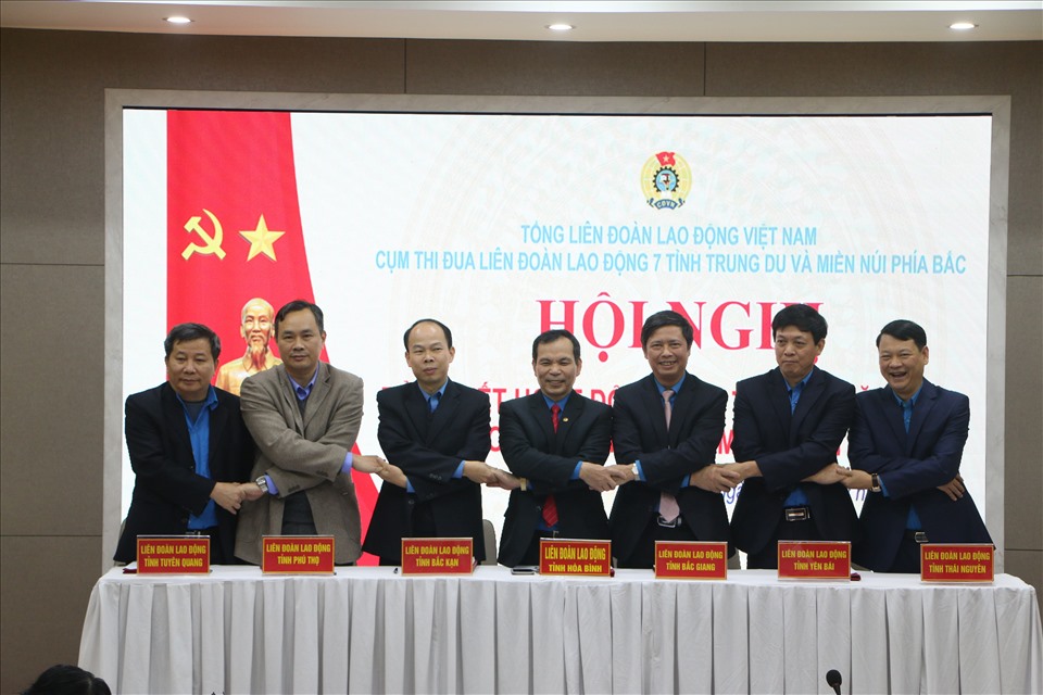 Cụm thi đua LĐLĐ 7 tỉnh Trung du và miền núi phía Bắc ký kết giao ước thi đua năm 2021. Ảnh: Mạnh Cường.