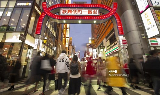 Người đi bộ ở khu Shinjuku của Tokyo, Nhật Bản hôm 12.12. Nhật Bản xác nhận hôm 25.12 rằng có 5 ca COVID-19 nhiễm biến thể virus ở Anh trên các hành khách từ Anh nhập cảnh Nhật Bản. Ảnh: AFP.