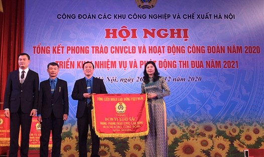 Công đoàn Các khu công nghiệp - chế xuất Hà Nội nhận Cờ thu đua xuất sắc của Tổng Liên đoàn Lao động Việt Nam. Ảnh: Hải Anh