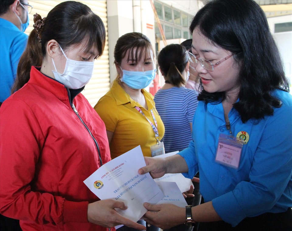 Bà Nguyễn Kim Loan, Chủ tịch LĐLĐ Bình Dương trao hỗ trợ gia đình công nhân bị thiệt hại do bão lũ tại Công ty TNHH Pungkook Sài Gòn II và Công ty TNHH Quốc tế Chutex. Ảnh: Đình Trọng