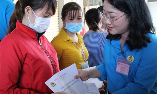 Bà Nguyễn Kim Loan, Chủ tịch LĐLĐ Bình Dương trao hỗ trợ gia đình công nhân bị thiệt hại do bão lũ tại Công ty TNHH Pungkook Sài Gòn II và Công ty TNHH Quốc tế Chutex. Ảnh: Đình Trọng