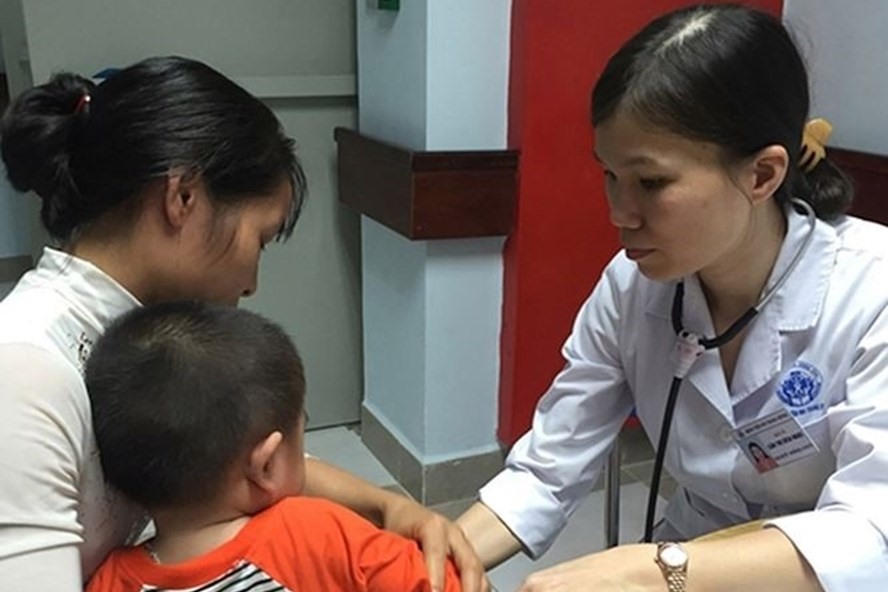 Khi con ốm, người lao động được hưởng chế độ nghỉ chăm sóc con theo quy định. Ảnh: LD
