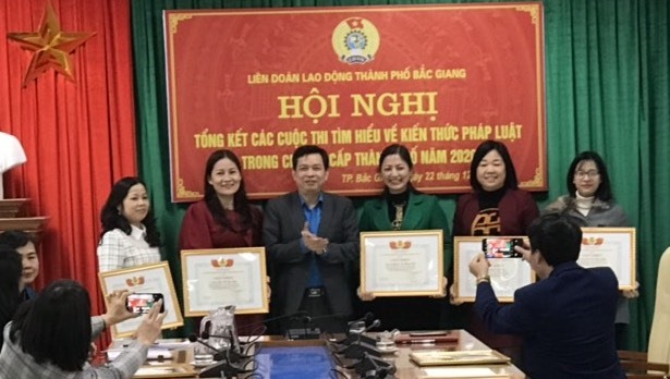Khen thưởng cho các cá nhân.