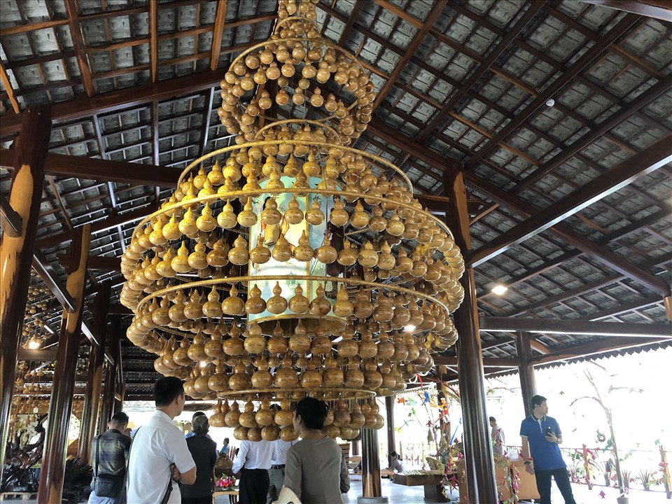 Mô hình quả bầu hồ lô được kết nối từ 542 quả nhỏ viết tay truyện Kiều bằng thư pháp Việt lớn nhất- một trong 10 kỷ lục Việt Nam của làng nghề Trường Sơn. Ảnh:Phương Linh