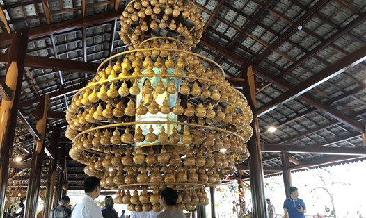 Mô hình quả bầu hồ lô được kết nối từ 542 quả nhỏ viết tay truyện Kiều bằng thư pháp Việt lớn nhất- một trong 10 kỷ lục Việt Nam của làng nghề Trường Sơn. Ảnh:Phương Linh