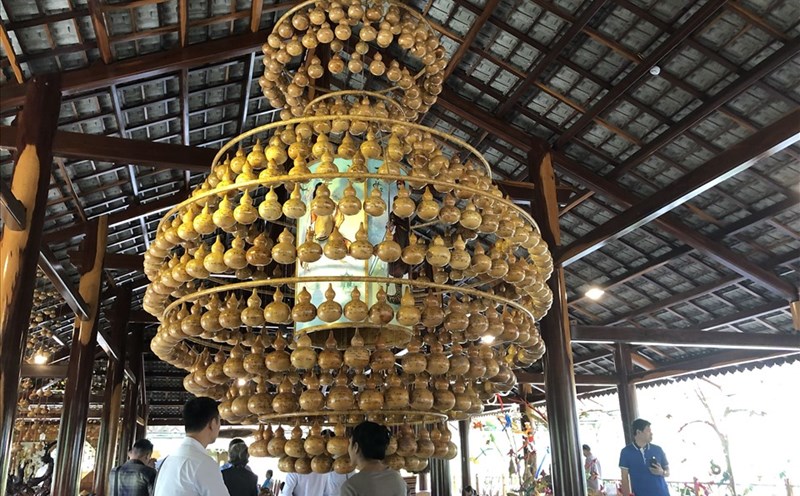 Mô hình quả bầu hồ lô được kết nối từ 542 quả nhỏ viết tay truyện Kiều bằng thư pháp Việt lớn nhất- một trong 10 kỷ lục Việt Nam của làng nghề Trường Sơn. Ảnh:Phương Linh