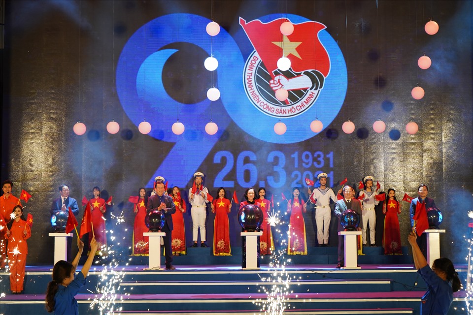 Đồng chí Trương Thị Mai, Ủy viên Bộ Chính trị, Bí thư Trung ương Đảng, Trưởng Ban Dân vận Trung ương cùng lãnh đạo Trung ương Đoàn, TP.Hải Phòng thực hiện nghi thức phát động. Ảnh Mai Dung