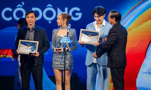 Quang Đăng cùng các đồng nghiệp nhận giải thưởng. Ảnh: NSCC.