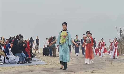 Hàng trăm người mẫu biểu diễn áo dài bên bờ vịnh Bái Tử Long. Ảnh: Nguyễn Hùng