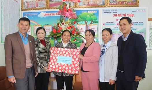 Bà Phạm Thị Lệ Dung - PCT LĐLĐ tỉnh Lâm Đồng (thứ hai bên trái) thăm người lao động trong các CĐCS thuộc cơ sở tôn giáo nhân dịp Giáng sinh năm 2020. Ảnh Thy Vũ