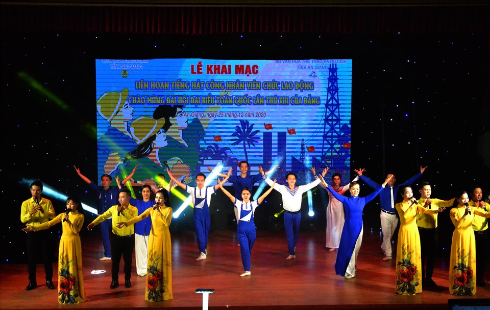Hội thi thu hút 200 diễn viên là đoàn viên, NLĐ đang sinh hoạt tại Công đoàn 10 khối thi đua trực thuộc LĐLĐ tỉnh, Công đoàn ngành Y tế, Giáo dục và khối CNCLĐ thuộc LĐLĐ Tp. Long Xuyên. Ảnh: Lục Tùng