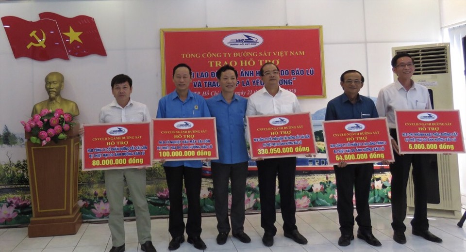 Ông Mai Thành Phương (thứ 3 từ trái sang) - Chủ tịch Công đoàn Đường sắt Việt Nam - trao hỗ trợ khó khăn
cho các đơn vị 
 Ảnh: CĐ ĐS