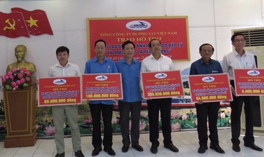 Ông Mai Thành Phương (thứ 3 từ trái sang) - Chủ tịch Công đoàn Đường sắt Việt Nam - trao hỗ trợ khó khăn
cho các đơn vị 
 Ảnh: CĐ ĐS