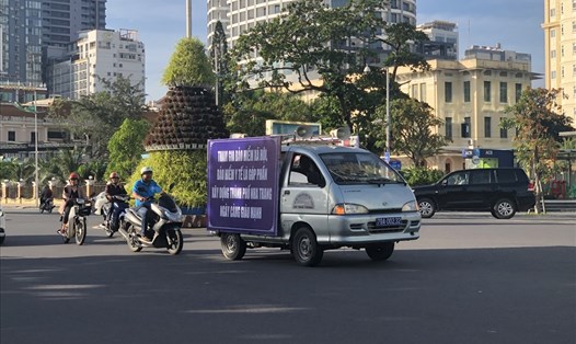 Bảo hiểm xã hội Khánh Hoà tổ chức tuyên truyền bằng xe lưu động về chính sách bảo hiểm trên các trục đường chính của Nha Trang. Ảnh:Phương Linh