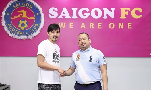 Bầu Bình (ông Trần Hoà Bình, phải) có công lớn khi thuyết phục tiền vệ đẳng cấp Daisuke Matsui đến khoác áo câu lạc bộ Sài Gòn. Ảnh: Fanpage đội bóng.