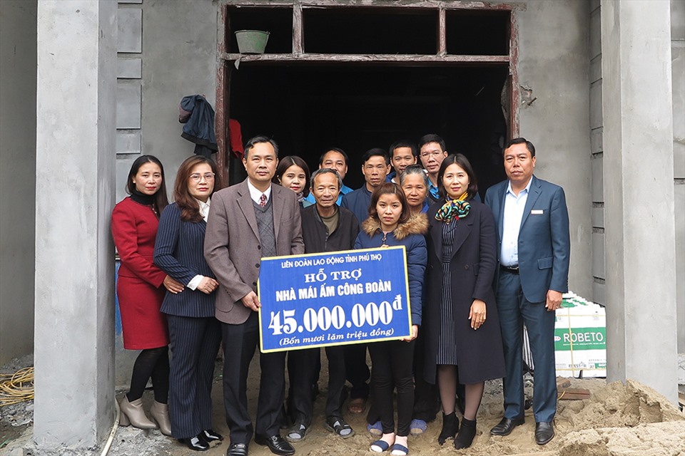 Đoàn viên Nguyễn Thị Bích Thủy - CĐCS Trường tiểu học Điêu Lương nhận được số tiền 45 triệu đồng xây dựng Nhà Mái ấm Công đoàn. Ảnh: Hoàng Tuấn.