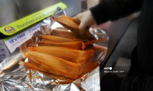 Một người bán hàng rong bán tamales ở quận Queens của thành phố New York, Mỹ. Ảnh: AFP.