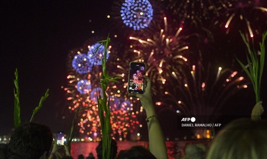 Pháo hoa mừng năm mới trong đêm giao thừa 31.12.2019 tại bãi biển Copacabana ở Rio de Janeiro, Brazil. Ảnh: AFP.
