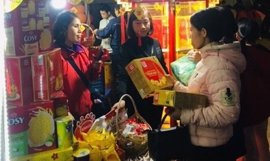 Công nhân lao động chọn mua đồ tại Chương trình “Gian hàng cho công nhân lao động” của tỉnh Bắc Giang vào năm 2019. Ảnh: Bảo Hân