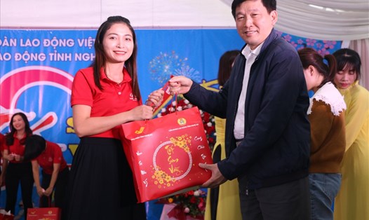 Đồng chí Kha Văn Tám - Chủ tịch LĐLĐ tỉnh Nghệ An tặng quà cho công nhân trong "Tết sum vầy". Ảnh: TT