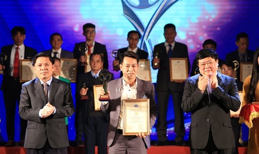 Bộ trưởng Bộ GTVT Nguyễn Văn Thể và Tổng Giám đốc Đài TNVN Nguyễn Thế Kỷ trao giải "Vô lăng vàng" 2020. Ảnh ĐT